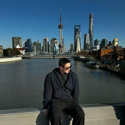 高级氛围感男生头像