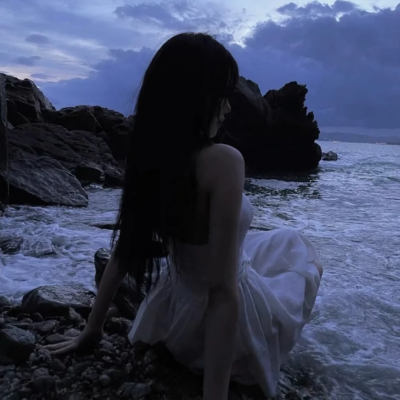 小众高级海边女生头像