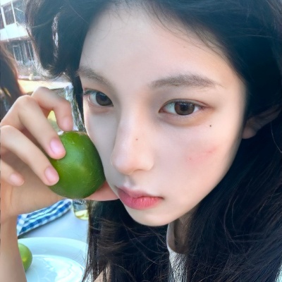 小清新绿色治愈风女生头像