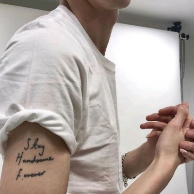 少年感干净帅气男生头像