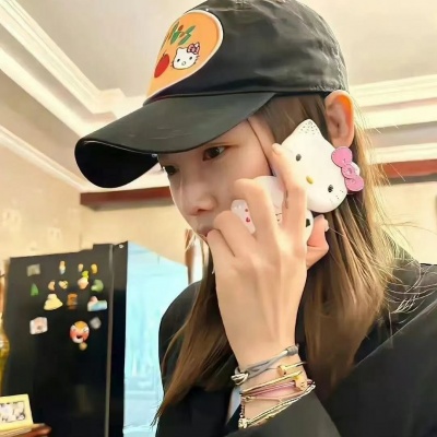 带HelloKitty元素女生微信真人头像