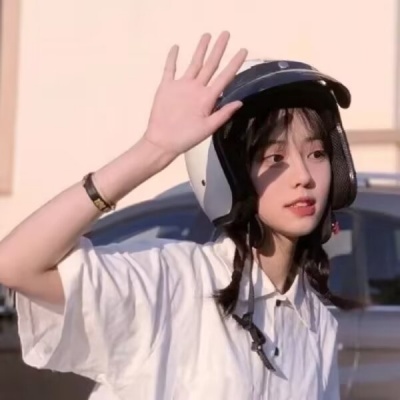 自由感拉满的旅游风女生头像