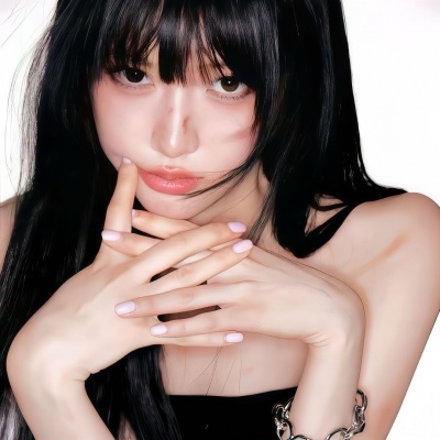 高级氛围感的女生微信头像