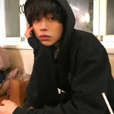 氛围感拉满的帅气小众男生头像