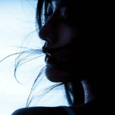 氛围感情绪侧脸女头