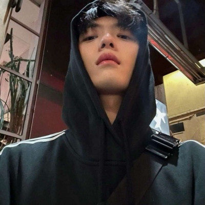 超好看ins风男头像