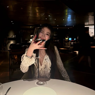 破碎感拉满的清凉女头