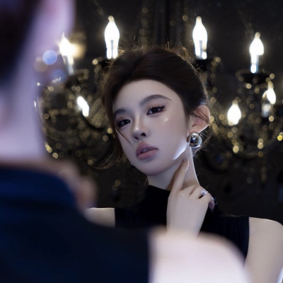 质感黑色礼服御姐头像