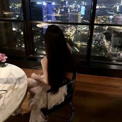 破碎感拉满的清凉女头