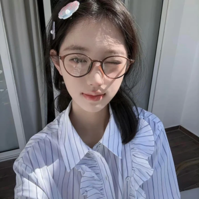 小众ins戴眼镜甜妹头像