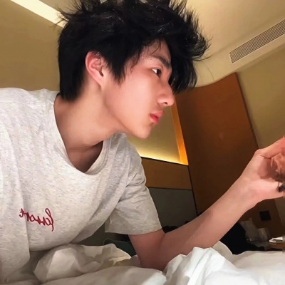 高质感滤镜氛围男生头像