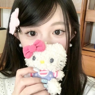 带HelloKitty元素女生微信真人头像