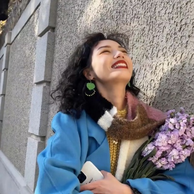 自由感拉满的旅游风女生头像