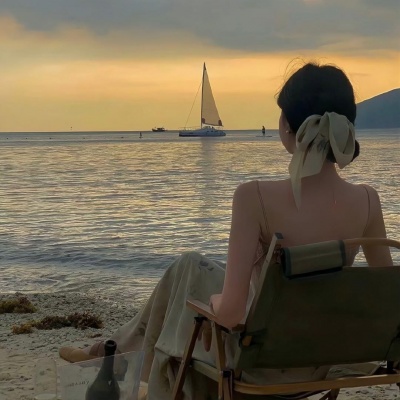 海边女生背影氛围感头像