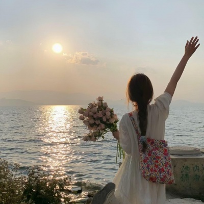 海边女生背影氛围感头像