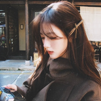 氛围感拉满的复古胶片风女生头像