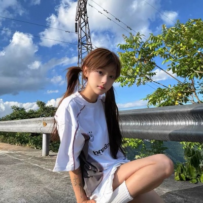 超火自由感风景女生头像