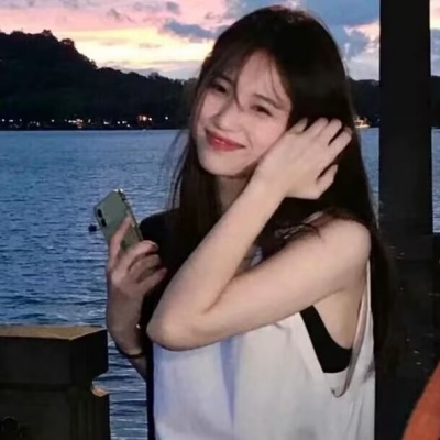 自由感拉满的旅游风女生头像