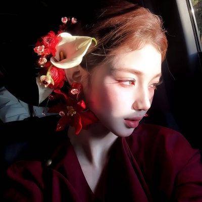 冷艳感拉满的红色系女生头像