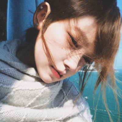 氛围感拉满的复古胶片风女生头像