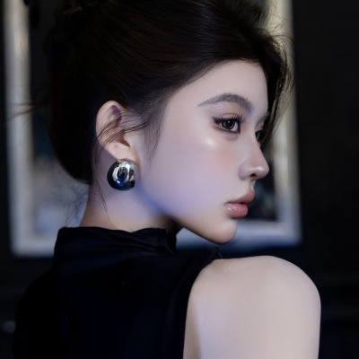 质感黑色礼服御姐头像