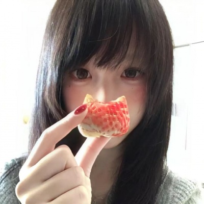 带HelloKitty元素女生微信真人头像