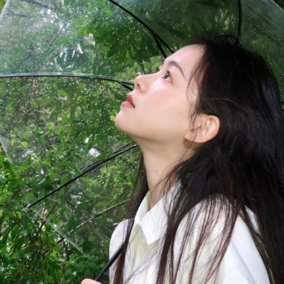 自由感拉满的旅游风女生头像