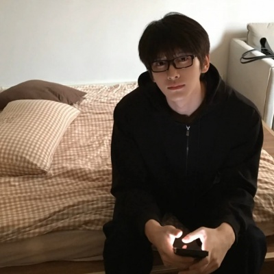 小众青春风男生头像