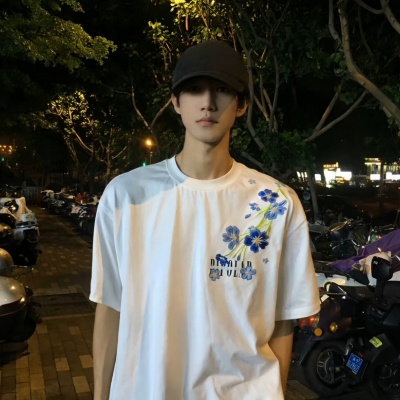 小众青春风男生头像