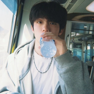 青春感小众男生头像