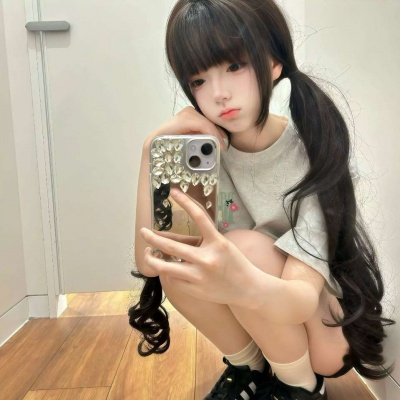 温柔系ins风拿手机对镜拍女头