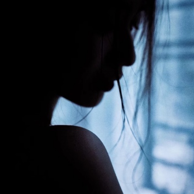 氛围感情绪侧脸女头