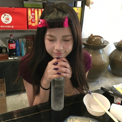 可爱纯欲风坐着女头