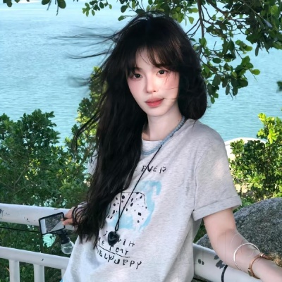 自由感拉满的旅游风女生头像