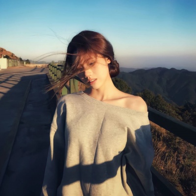 超火自由感风景女生头像