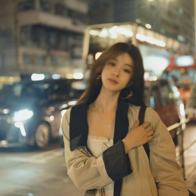 自由感拉满的旅游风女生头像