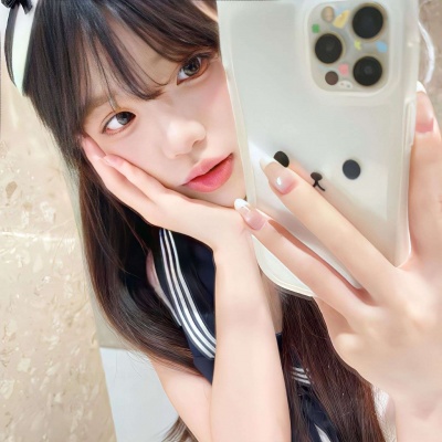 温柔系ins风拿手机对镜拍女头