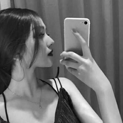 触动心弦的高清黑白伤感女生头像
