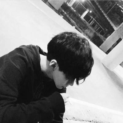 高冷范十足的黑白风格气质男生头像