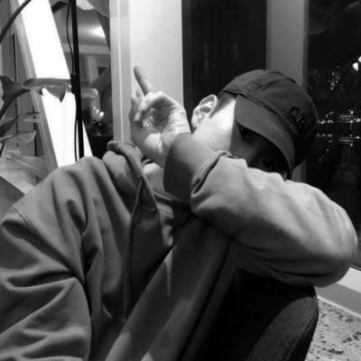 高冷范十足的黑白风格气质男生头像