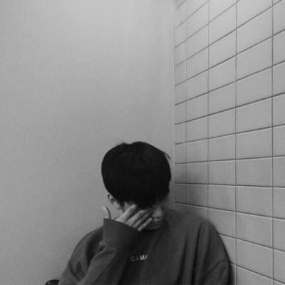高冷范十足的黑白风格气质男生头像