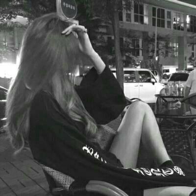 触动心弦的高清黑白伤感女生头像