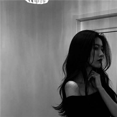 触动心弦的高清黑白伤感女生头像