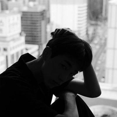 高冷范十足的黑白风格气质男生头像