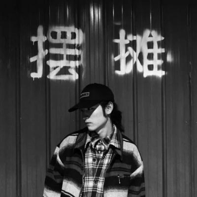 高冷范十足的黑白风格气质男生头像