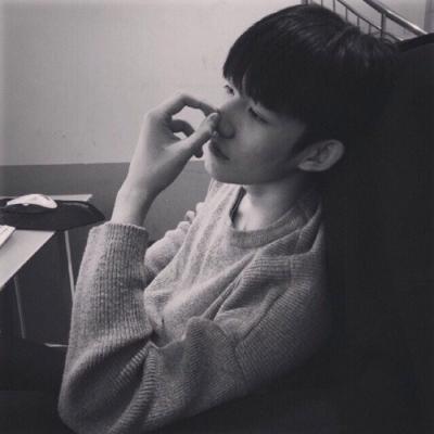 高冷范十足的黑白风格气质男生头像