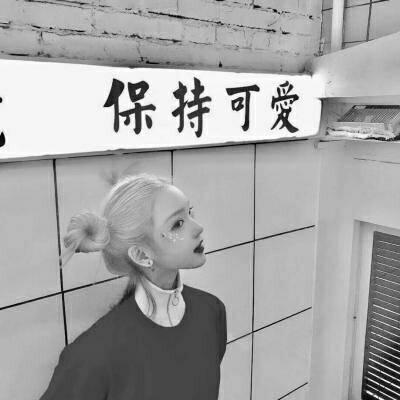 触动心弦的高清黑白伤感女生头像