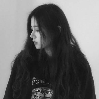 黑白女生伤感情绪头像