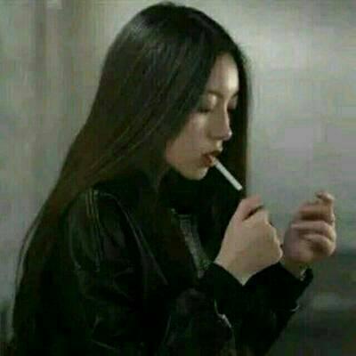 女生伤感霸气抽烟头像