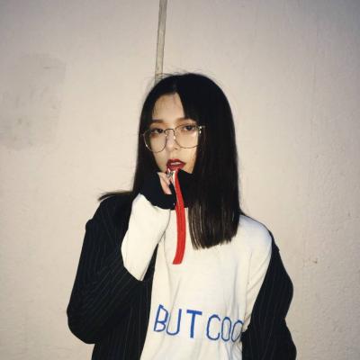 超酷个性短发微信头像女